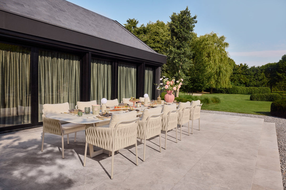 Gartenstühle mit hellem Geflecht um einen Tisch im Garten, aus der Dutch-Garden-Kollektion